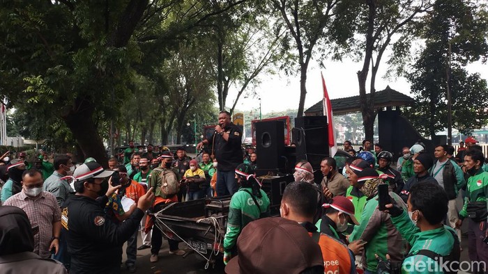 Suasana demonstrasi driver ojol di DPRD Sumut. (Farid/detikSumut)