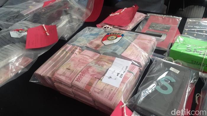 Dirreskrimum Kombes Djuhandani menunjukkan barang bukti kasus uang palsu, di Mapolda Jateng, Semarang, Selasa (2/8/2022).