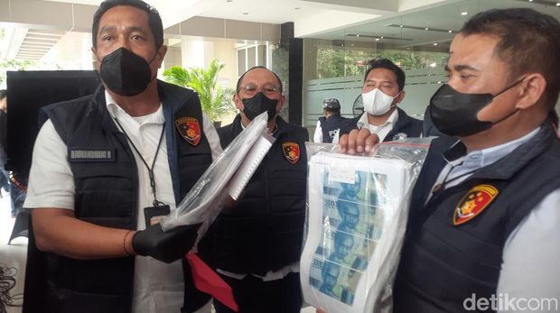 Dirreskrimum Kombes Djuhandani menunjukkan barang bukti kasus uang palsu, di Mapolda Jateng, Semarang, Selasa (2/8/2022).