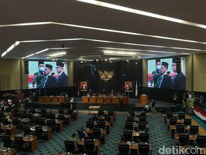 DPRD DKI Lantik Anggota PAW Pengganti Anak Haji Lulung, Anies Hadir