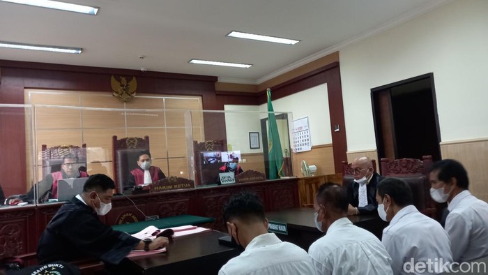 Empat terdakwa kasus kebakaran Lapas Tangerang dituntut dua tahun penjara. Tuntutan ini dibacakan oleh JPU Oktaviandi dari Kejari Kota Tangerang. (Khairul Maarif/detikcom)