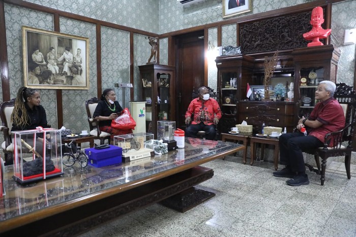 Ganjar dan Orang Tua Mahasiswa Papua