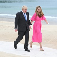 Saat mendampingi Boris Johnson di KTT G7 2021, Carrie memilih terusan maksi. Meski polos, warna pink yang mencolok sukses membuatnya mencuri perhatian. (Foto: AFP via Getty Images)
