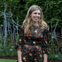 Gaun sewaan kembali dipakainya saat menggelar resepsi pernikahan akhir pekan lalu. Foto resepsi tidak dirilis. Namun Daily Mail mengabarkan, pilihannya kali ini jatuh pada gaun halter-neck rancangan Savannah Miller yang disewanya seharga 25 pound sterling atau sekitar Rp 450.000 per hari. (Foto: AFP via Getty Images)