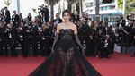 Gemma Chan Sang Bunga Asia Bergaun Transparan