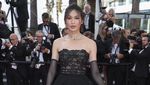 Gemma Chan Sang Bunga Asia Bergaun Transparan