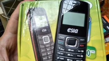 Sesuai namanya, Esia Ngoceh cocok untuk dijadikan teman teleponan durasi panjang. Foto: via Kaskus