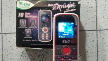 Esia Starlight menyasar kaum muda dengan menyuguhkan ponsel berwarna-warni. Foto: via Kaskus