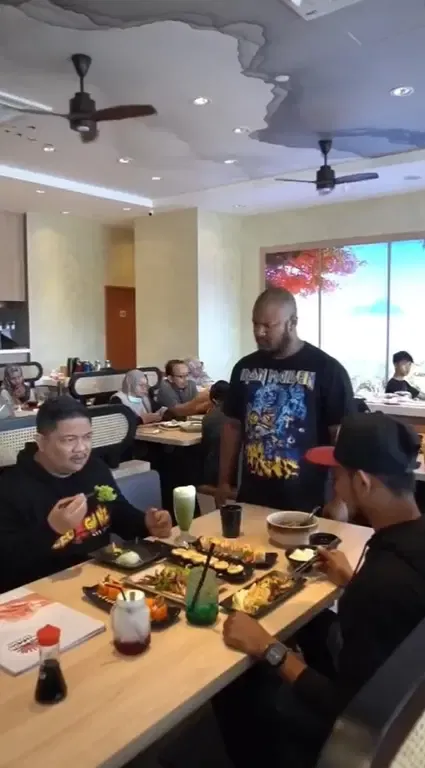 Iklan restoran sushi rasis