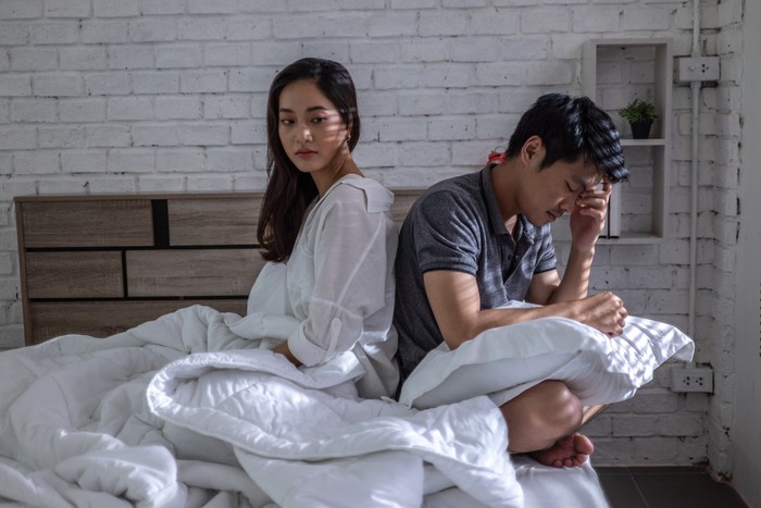Ilustrasi Pasangan Zodiak Paling Enggak Cocok Lovers, they have problems with quarrel. They are in bed. they dont talk.Bored of life after marriage