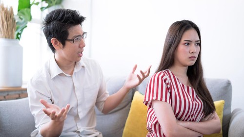 Relationship problems and divorce, couples quarrel to the point that they dont want to talk to each other.