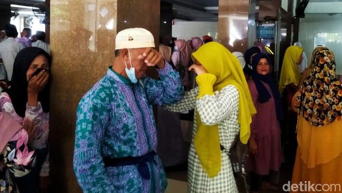 Isak tangis warnai penyambutan jemaah haji asal Banyuwangi
