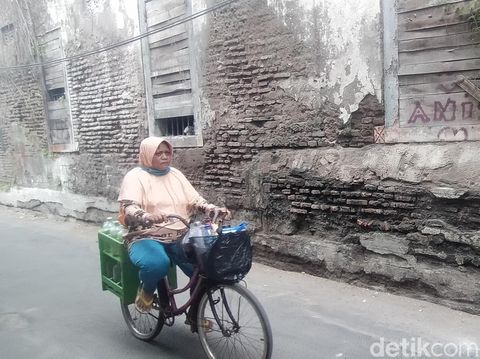 Jalan Gula di Surabaya sudah tak asing bagi pencinta sejarah dan fotografi. Jalan tersebut merupakan salah satu yang paling vintage di Kota Pahlawan.