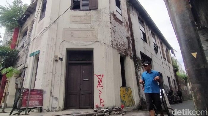 Jalan Gula di Surabaya sudah tak asing bagi pencinta sejarah dan fotografi. Jalan tersebut merupakan salah satu yang paling vintage di Kota Pahlawan.