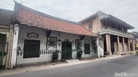 Bangunan tua di Jalan Karet yang dekat dengan Jalan Gula/Foto: Deny Prastyo Utomo/detikJatim