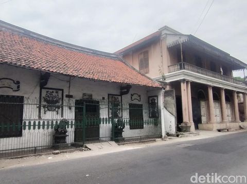 Jalan Gula di Surabaya sudah tak asing bagi pencinta sejarah dan fotografi. Jalan tersebut merupakan salah satu yang paling vintage di Kota Pahlawan.