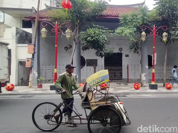 Jalan Gula di Surabaya sudah tak asing bagi pencinta sejarah dan fotografi. Jalan tersebut merupakan salah satu yang paling vintage di Kota Pahlawan.