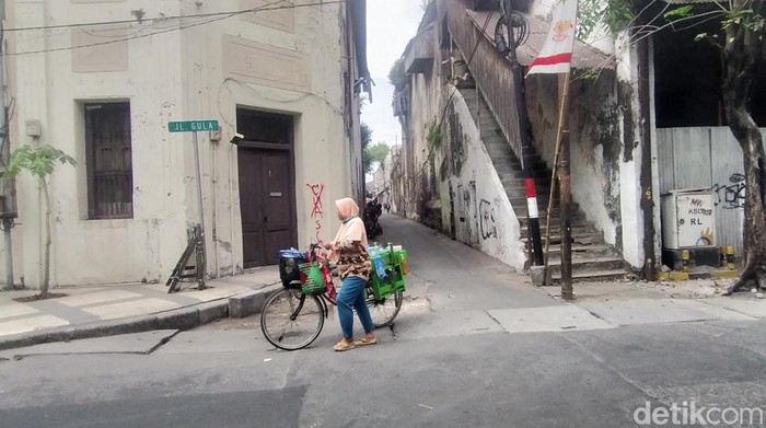 Jalan Gula di Surabaya sudah tak asing bagi pencinta sejarah dan fotografi. Jalan tersebut merupakan salah satu yang paling vintage di Kota Pahlawan.