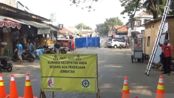 Jalan Lapangan Tembak Cibubur, Pasar Rebo, Jaktim, ditutup sementara untuk akses bagi pengguna jalan hingga September 2022 karena ada revitalisasi jembatan. (ANTARA/Yogi Rachman)