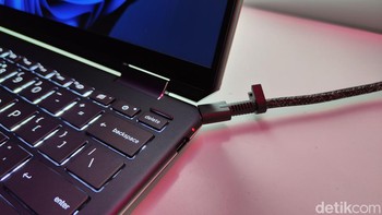 HP Spectre x360 masih memiliki desain yang sama seperti pendahulunya. Layarnya yang bisa dilipat hingga 360 derajat berukuran 13,5 inch dengan rasio 3:2. Foto: Virgina Maulita Putri/detikINET