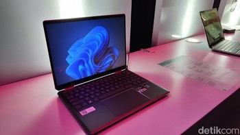 Ini dia laptop HP Spectre x360 generasi terbaru yang baru saja diluncurkan di Indonesia. Laptop premium ini tentu dilengkapi dengan spesifikasi kelas wahid seperti Intel Core i7 generasi ke-12 dan SSD hingga 2TB. Foto: Virgina Maulita Putri/detikINET
