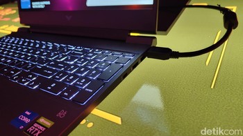 Pilihan port yang ditawarkan laptop Victus by HP. Laptop ini ditenagai prosesor Intel Core i5 dan i7 generasi ke-12 dan kartu grafis Nvidia GeForce RTX 3050. Foto: Virgina Maulita Putri/detikINET