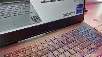 Tidak lengkap rasanya laptop gaming tanpa keyboard yang dihiasi backlit RGB. Foto: Virgina Maulita Putri/detikINET
