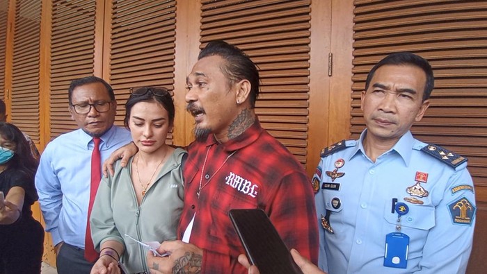 Moment saat Jerinx SID keluar dari Lapas Kerobokan didampingi istrinya Nora Alexandra, Selasa (2/8/2022)