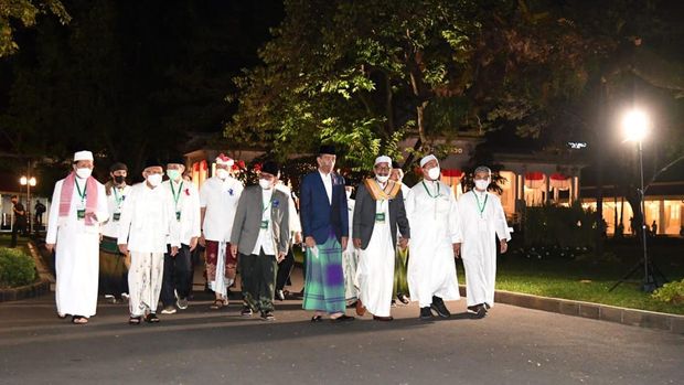 Presiden Joko Widodo bersama dengan Wakil Presiden Ma'ruf Amin menghadiri acara zikir dan doa kebangsaan di halaman Istana Merdeka Jakarta, pada Senin, 1 Agustus 2022. Acara ini juga digelar untuk mengawali rangkaian Peringatan Hari Ulang Tahun ke-77 Kemerdekaan Republik Indonesia. (Foto: Lukas - Biro Pers Sekretariat Presiden)