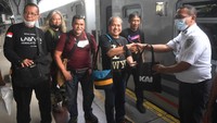 Kepala Stasiun Pasar Senen Hendra Hindarsah (kanan) menyerahkan tiket kepada penguji Uji Kompetensi Pewarta Foto Indonesia (UKPFI) Hermanus Prihatna (ketiga kanan) disaksikan para penguji UKPFI Saptono (kedua kanan), Arbain Rambey (kiri), Oscar Motuloh (kedua kiri) dan Gino F Hadi (ketiga kiri) sebelum keberangkatan ke Surabaya di Stasiun Pasar Senen, Jakarta, Selasa (2/8/2022).