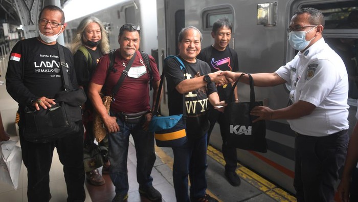 KAI DUKUNG PENINGKATAN KOMPETENSI PEWARTA FOTO Kepala Stasiun Pasar Senen Hendra Hindarsah (kiri) berbincang dengan sejumlah penguji Uji Kompetensi Pewarta Foto Indonesia (UKPFI) sebelum keberangkatan ke Surabaya di Stasiun Pasar Senen, Jakarta, Selasa (2/8/2022). Pewarta Foto Indonesia (PFI) yang didukung oleh PT KAI akan menggelar program peningkatan kompetensi pewarta foto yaitu UKPFI yang akan berlangsung di Surabaya, 3-4 Agustus 2022. ANTARA FOTO/Akbar Nugroho Gumay