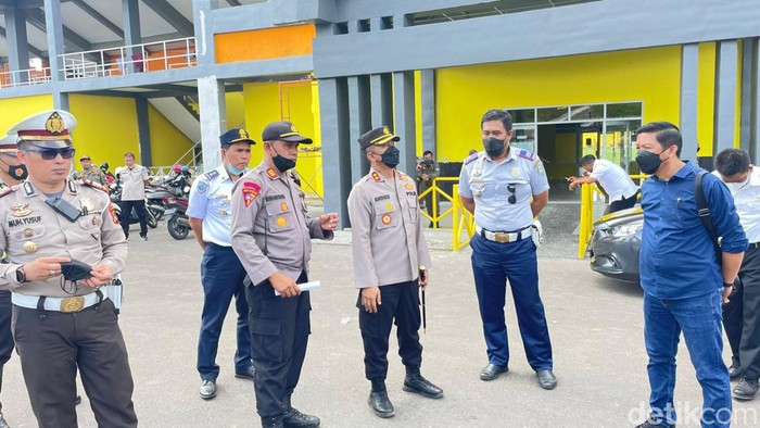 Kapolres Parepare, AKBP Andiko Wicaksono saat meninjau Stadion BJ Habibie