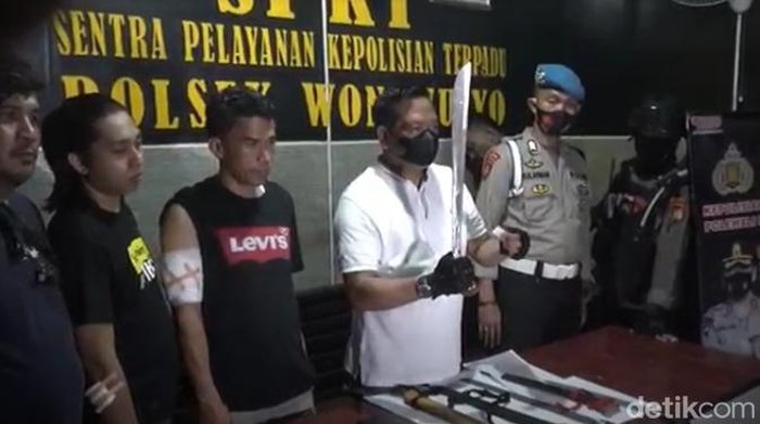 Kapolres Polman, AKBP Agung Budi Leksono menunjukkan barang bukti sajam yang digunakan pelaku.