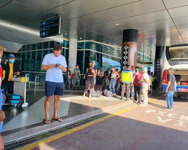 Selama ada aksi mogok, wisatawan yang ada di Labuan Bajo dijamin keamanannya. Pelaku wisata menghentikan seluruh aktivitas pelayanan pariwisata di Labuan Bajo, Manggarai Barat, selama 1 bulan terhitung mulai dari tanggal 1 Agustus 2022. Selama ada aksi mogok, wisatawan yang ada di Labuan Bajo dijamin keamanannya. Pelaku wisata menghentikan seluruh aktivitas pelayanan pariwisata di Labuan Bajo, Manggarai Barat, selama 1 bulan terhitung mulai dari tanggal 1 Agustus 2022.