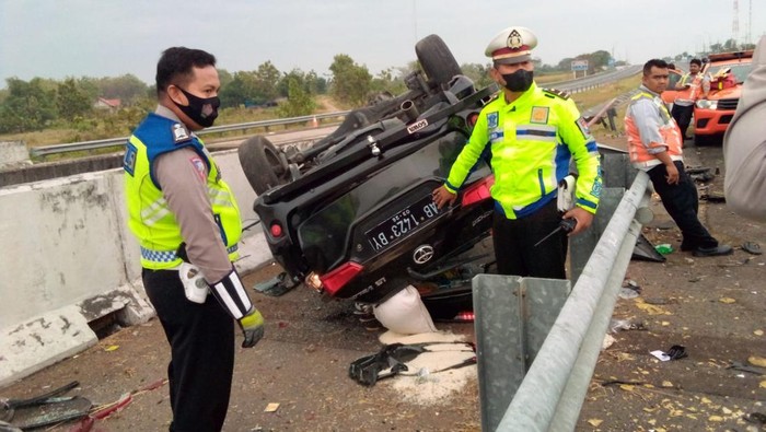 kecelakaan di tol jombang