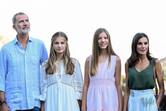 Raja Felipe VI, Ratu Letizia dan dua putri mereka, Putri Leonor dan Putri Sofia mendatangi Cartuja de Valldemosa di Pulau Mallorca. Mereka mengunjungi istana Raja Sancho of Majorca yang hidup pada tahun 1274. Foto: Getty Images/Carlos Alvarez