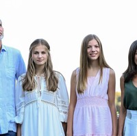 Raja Felipe VI, Ratu Letizia dan dua putri mereka, Putri Leonor dan Putri Sofia mendatangi Cartuja de Valldemosa di Pulau Mallorca. Mereka mengunjungi istana Raja Sancho of Majorca yang hidup pada tahun 1274. Foto: Getty Images/Carlos Alvarez
