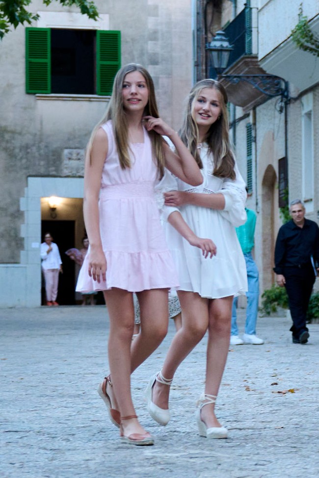 Adiknya Putri Sofia mengenakan dress pink tanpa lengan. Putri Leonora dan Sofia memesona dengan kecantikan versi masing-masing. Foto: Getty Images/Carlos Alvarez