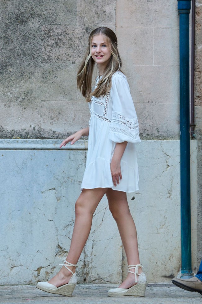 Putri Leonor pun kerap disorot karena penampilannya yang cantik, stylish, dan elegan. Foto: Getty Images/Carlos Alvarez