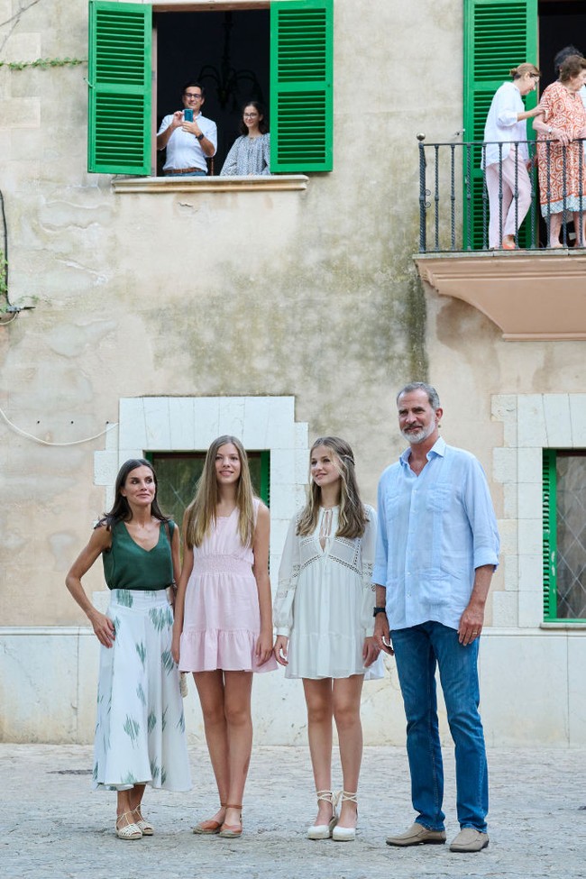 Raja Felipe VI dari Spanyol membawa istri dan dua anaknya keluar dari kerajaan pada awal Agustus 2022 ini. Mereka mengunjungi Pulau Mallorca, Spanyol. Foto: Getty Images/Carlos Alvarez