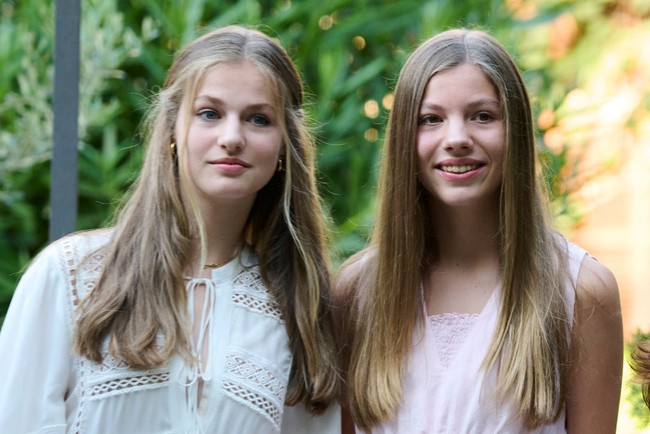 Putri Leonor dan Putri Sofia merupakan anak Raja Spanyol yang usianya hanya selisih setahun. Putri Leonora merupakan si sulung yang berusia 16 tahun, sedangkan Putri Sofia si bungsu berusia 15 tahun. Foto: Getty Images/Carlos Alvarez