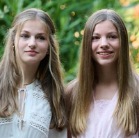 Putri Leonor dan Putri Sofia merupakan anak Raja Spanyol yang usianya hanya selisih setahun. Putri Leonora merupakan si sulung yang berusia 16 tahun, sedangkan Putri Sofia si bungsu berusia 15 tahun. Foto: Getty Images/Carlos Alvarez