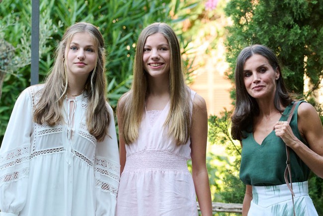 Inilah tiga wanita cantik dari Kerajaan Spanyol Putri Leonor, Putri Sofia dan Ratu Letizia. Foto: Getty Images/Carlos Alvarez