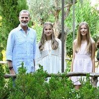 Putri Leonor dan Sofia sama-sama bersekolah di Santa María de los Rosales School, Spanyol. Ayah mereka dulu juga mengeyam pendidikan dasar di sekolah tersebut. Foto: Getty Images/Carlos Alvarez