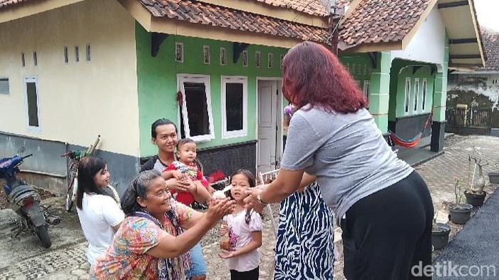 Kepala Desa Kawunghhilir, Cigasong, Yosa Novita.