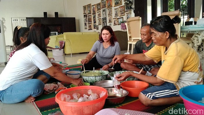 Kepala Desa Kawunghhilir, Cigasong, Yosa Novita. Kepala Desa Kawunghhilir, Cigasong, Yosa Novita.