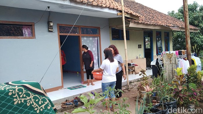 Kepala Desa Kawunghhilir, Cigasong, Yosa Novita.