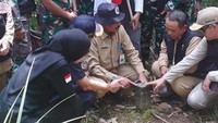Deputi Bidang pengelolaan Batas Wilayah Negara, BNPP beserta jajaran berada di salah satu lokasi jalur pelintasan ilegal yang berdekatan dengan pilar patok batas negara RI-Malaysia.