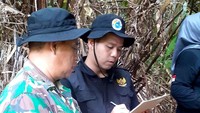 Sinergitas Badan Nasional Pengelola Perbatasan dan Satgas Pamtas dalam tinjauan temuan Jalur Tak Resmi dikawasan Entikong, Kalimantan Barat setelah temukan sebagian bukti selundupan bahan makanan.