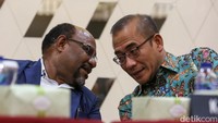 Timotius berbincang dengan Ketua KPU Hasyim Asyari (kanan). Timotius mengatakan pihaknya bakal mendorong aktif orang asli Papua (OAP) di 28 kabupaten/kota untuk melakukan perekaman e-KTP. Dengan begitu, OAP dapat terdaftar sebagai pemilih dalam Pilpres 2024.